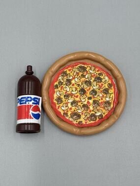 Vintage Dollhouse Mini Plastic Round Pizza W/ Pepsi Cola Bottle